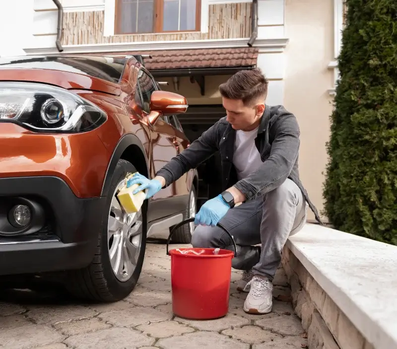 Lavage auto à domicile D'Huison-Longueville : professionnel intervenant sur un véhicule